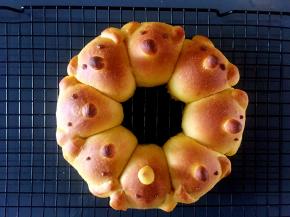 挤点巧克力酱做眼睛