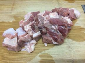 五花肉洗净，切成适当的块