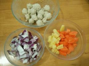 准备食材，洋葱、胡萝卜和土豆全部切成小块，肉丸也焯熟。