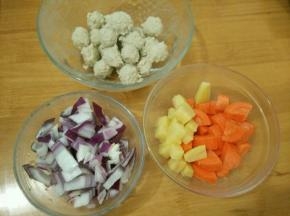 准备食材，洋葱、胡萝卜和土豆全部切成小块，肉丸也焯熟。
