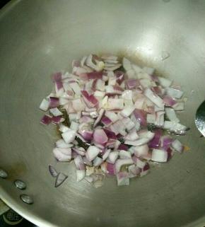 热锅凉油下洋葱，煸炒片刻。