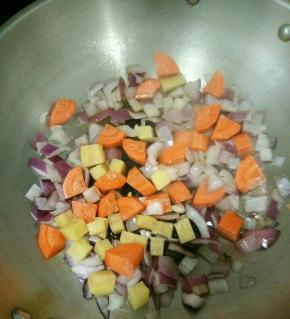 接着放入胡萝卜和土豆，稍微放点点盐。