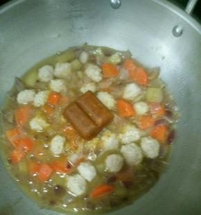 然后放入咖喱，转小火煮咖喱融化。