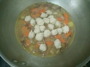 加入肉丸，翻炒一下。