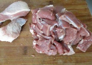 羊肉切成片，厚度以2毫米为宜。