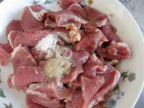 加入盐和胡椒粉及少许生抽