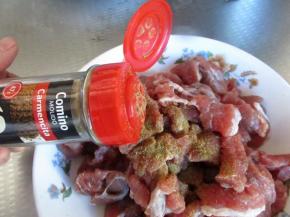 再加入大约1克的孜然粉抓拌均匀