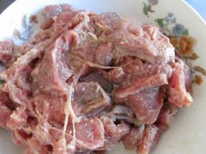 最后加入一点食用油抓拌均匀，这样炒的时候可以防止肉片粘连