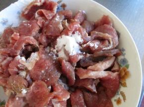 最后加一点点小苏打，这样可以让肉质更嫩，大约0.5克就可以了，充分抓拌均匀后腌制5分钟