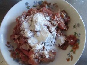 腌制好后放入一小勺淀粉，加适量黄酒抓拌均匀，加黄油可以方便淀粉和肉融合，且同时可以去腥除膻