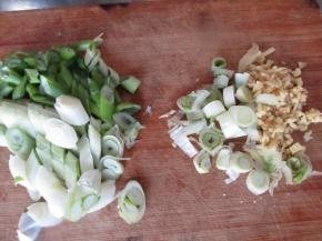 葱切成两部分，切一点碎末和姜末一起用，剩余的最后用