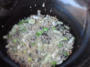 炒至葱姜稍微发黄