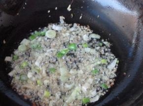 炒至葱姜稍微发黄