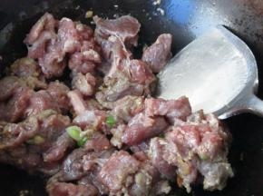 倒入羊肉