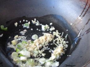 锅中放适量油，放入葱姜末