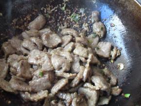 翻炒至羊肉基本变色，但也还有一点点红色时