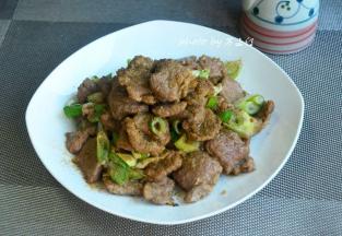 最后装盘时可以再撒上一些孜然粉翻拌一下，就可以享用啦