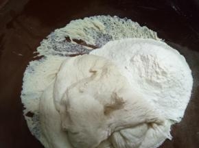 面粉、酵母、水放在一起揉成面团发酵，发酵好以后开始呛面，呛的干面越多，面花越有嚼劲，花纹越清晰。呛面的时候，一点点往里揉，直到把面揉成特别硬的，对比下刀削面，比那个还要硬一点点。我一般是1:3，即发一碗面呛三碗干面粉进去。