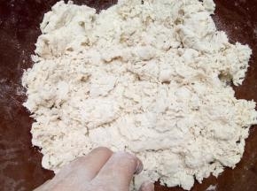 呛面过程中，可以把面撕成小块，再揉起来，这样比较容易往里面呛干面粉。也可以揉到稍微成型之后放置15分钟再揉，揉到再成型一点再放置20-30分钟再揉，这样你会发现面团越来越柔软，好揉