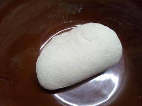 最后揉成一个特别光滑的面团就可以开始刻花了。这个面团是之前放了黑麦粉的，所以看起来有黑点点