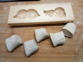 拿一块面团先搓成长条，然后切成小剂子，剂子的大小根据花模花型的大小来定，这里没有标准，因为每款花模大小基本都不相同，只能凭经验和感觉，自己摸索