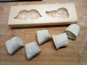 拿一块面团先搓成长条，然后切成小剂子，剂子的大小根据花模花型的大小来定，这里没有标准，因为每款花模大小基本都不相同，只能凭经验和感觉，自己摸索