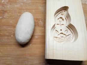 也可以根据模具形状把剂子稍微整形下，比如长形的花模就把面团搓长，这样后面容易刻印