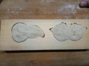 把剂子光滑面粘点面粉然后拂掉多余的面粉向下按压进模具里，边边角角整理下，使角落丰满，边沿没有溢出的