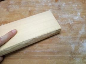 拿起模具向下一磕，面花生胚就掉出来了