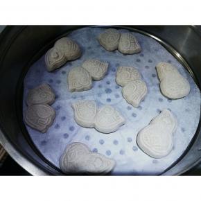 生胚全部做好以后，放进蒸锅，醒发半个小时左右，具体时间要看自己的面团，因为面团软硬决定花纹清晰度，面团软的如果醒发时间长，发的太大，花纹就会不清晰了，自己随时观察下，看生胚胖了一圈但是花纹还特别清晰就可以开火了