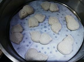 生胚全部做好以后，放进蒸锅，醒发半个小时左右，具体时间要看自己的面团，因为面团软硬决定花纹清晰度，面团软的如果醒发时间长，发的太大，花纹就会不清晰了，自己随时观察下，看生胚胖了一圈但是花纹还特别清晰就可以开火了