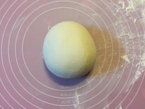 把酵母放温水里化开，加入面粉中，加入糖（也可不加），揉成光滑不粘手的面团。