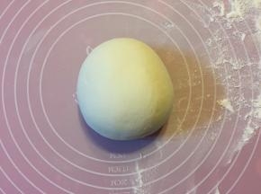 把酵母放温水里化开，加入面粉中，加入糖（也可不加），揉成光滑不粘手的面团。