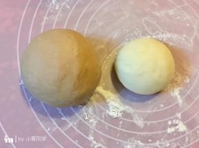 分出70克左右白色的面团留做猴子的脸和肚皮，其余的面团加入适量可可粉，揉成均匀不粘手的面团。然后盖上保鲜膜，发酵至两倍大。