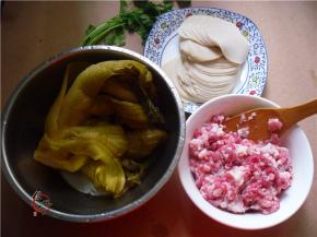 选择肥瘦各半的猪肉，洗净沥干水，搅碎成肉馅