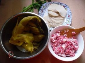 选择肥瘦各半的猪肉，洗净沥干水，搅碎成肉馅