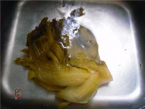 酸菜浸泡30分钟左右，掰开洗干净