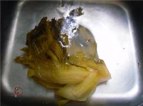 酸菜浸泡30分钟左右，掰开洗干净