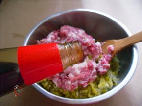 调入蚝油、鸡粉、加上白糖、香麻油、搅拌均匀馅料