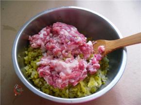 酸菜挤干水分，切碎放入盆中、倒入猪肉馅