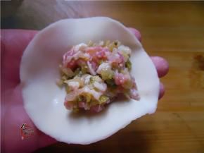 取出饺子皮，放入馅料，包好