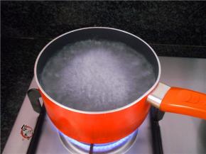 锅里烧开适量清水，调入少许盐