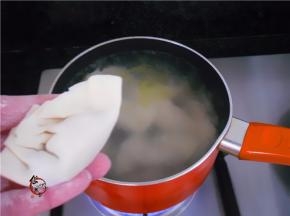 放入包好的饺子