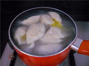 大火煮至饺子全部浮起来、香菜洗净切碎，起锅前放入香菜碎拌匀即可