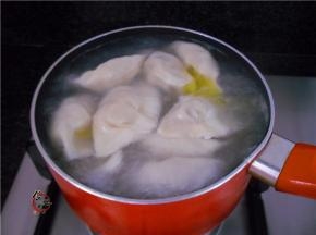 大火煮至饺子全部浮起来、香菜洗净切碎，起锅前放入香菜碎拌匀即可