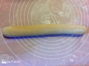 发好后，把可可面团排气，揉成条状。