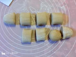 称一下克重，把可可面团平均分成若干份，每个30克左右。