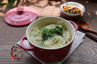 蘸料制作：小葱和香菜切碎，调入酱油、加上陈醋、麻油拌匀即可，喜欢吃辣的朋友，也可以放一点辣椒丝或辣椒酱