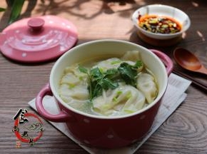 蘸料制作：小葱和香菜切碎，调入酱油、加上陈醋、麻油拌匀即可，喜欢吃辣的朋友，也可以放一点辣椒丝或辣椒酱