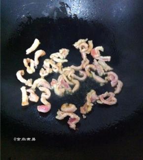 热锅，倒入食用油，下肉丝煸炒发白